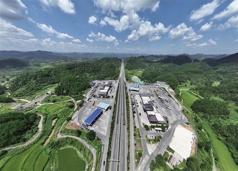 將鳳凰古城“搬”進服務區(qū)