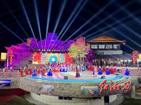 莊嚴神圣的祭祀儀式，歡快熱情的敬酒歌，神秘動情的哭嫁，婉轉動聽的漢戲新韻，歡樂團圓的擺手舞……11月7日，“神秘湘西· 遇見永順”第三屆湘西州旅游發展大會——2024年土家族舍巴節在老司城旅游度假區舉行，土家兒女們身著節日盛裝，載歌載舞，給觀眾帶來了一場具有濃郁民族特色的土家文化盛典。土家族舍巴節是以緬懷祖德、慶豐祈福為愿景的一種歷史悠久、風格獨特的民族節慶活動，它涵蓋了土家擺手、茅古斯、梯瑪歌、擺手歌、神話、傳說、音樂、舞蹈及土家織錦、民間戲劇等一系列原生態文化活動，是土家族非物質文化遺產賴以薪火相傳的綜合載體。文/團結報全媒體記者 伍珊珊 本組圖片由團結報全媒體記者 楊賢清 團結報見習記者 胡承鼎 攝影報道